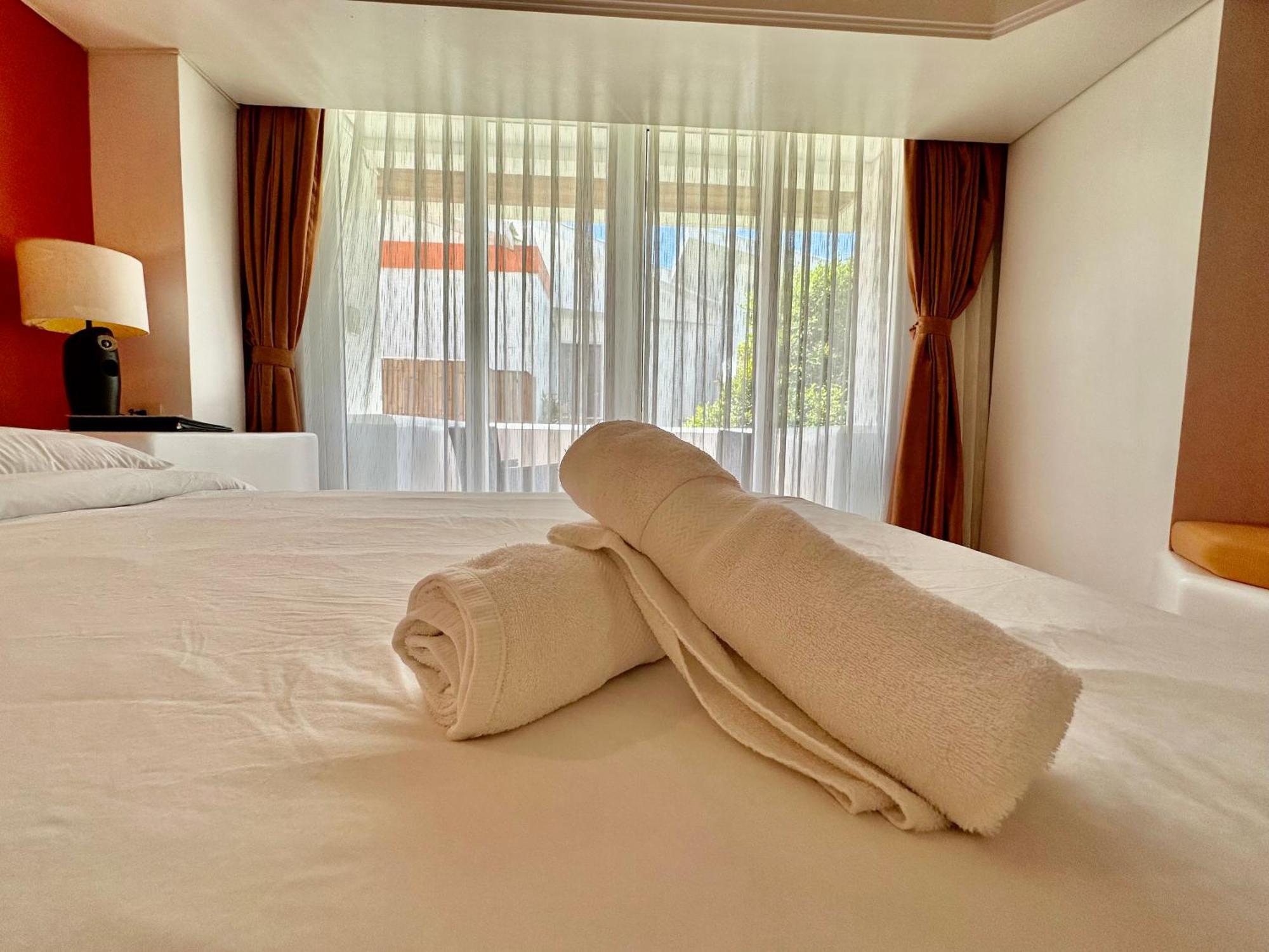 Calypso Beach And Dive Resort Manoc-Manoc Bagian luar foto