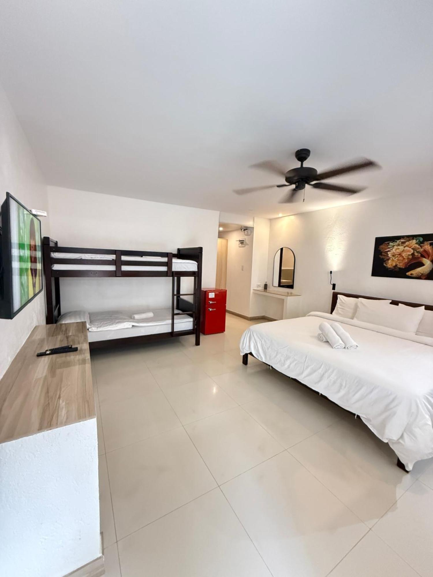 Calypso Beach And Dive Resort Manoc-Manoc Bagian luar foto