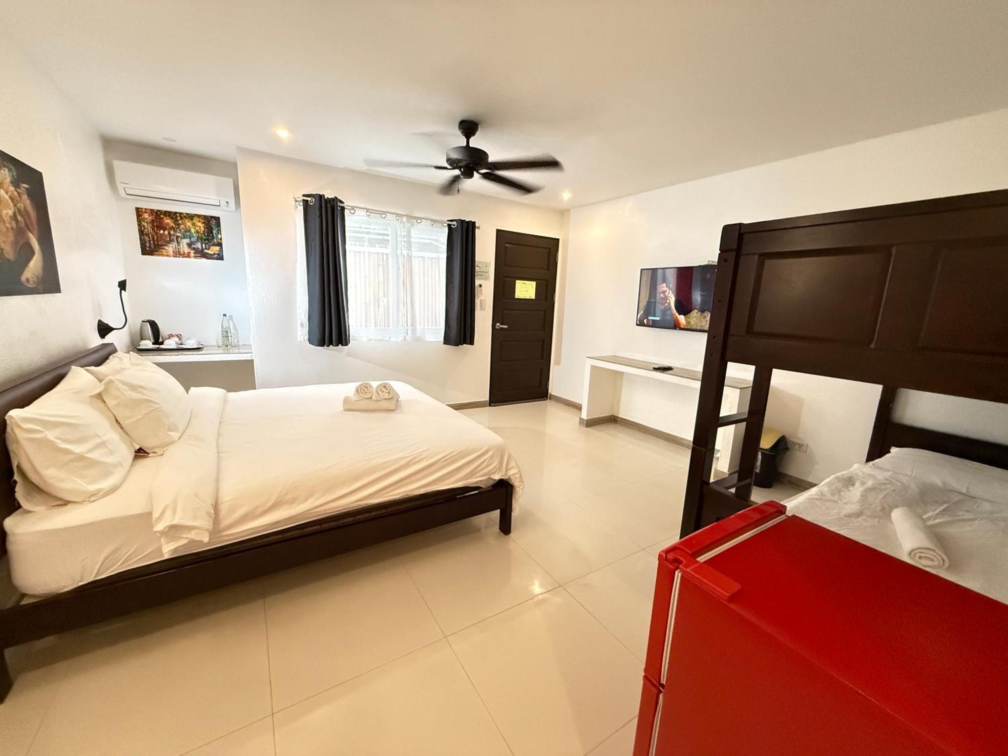 Calypso Beach And Dive Resort Manoc-Manoc Bagian luar foto