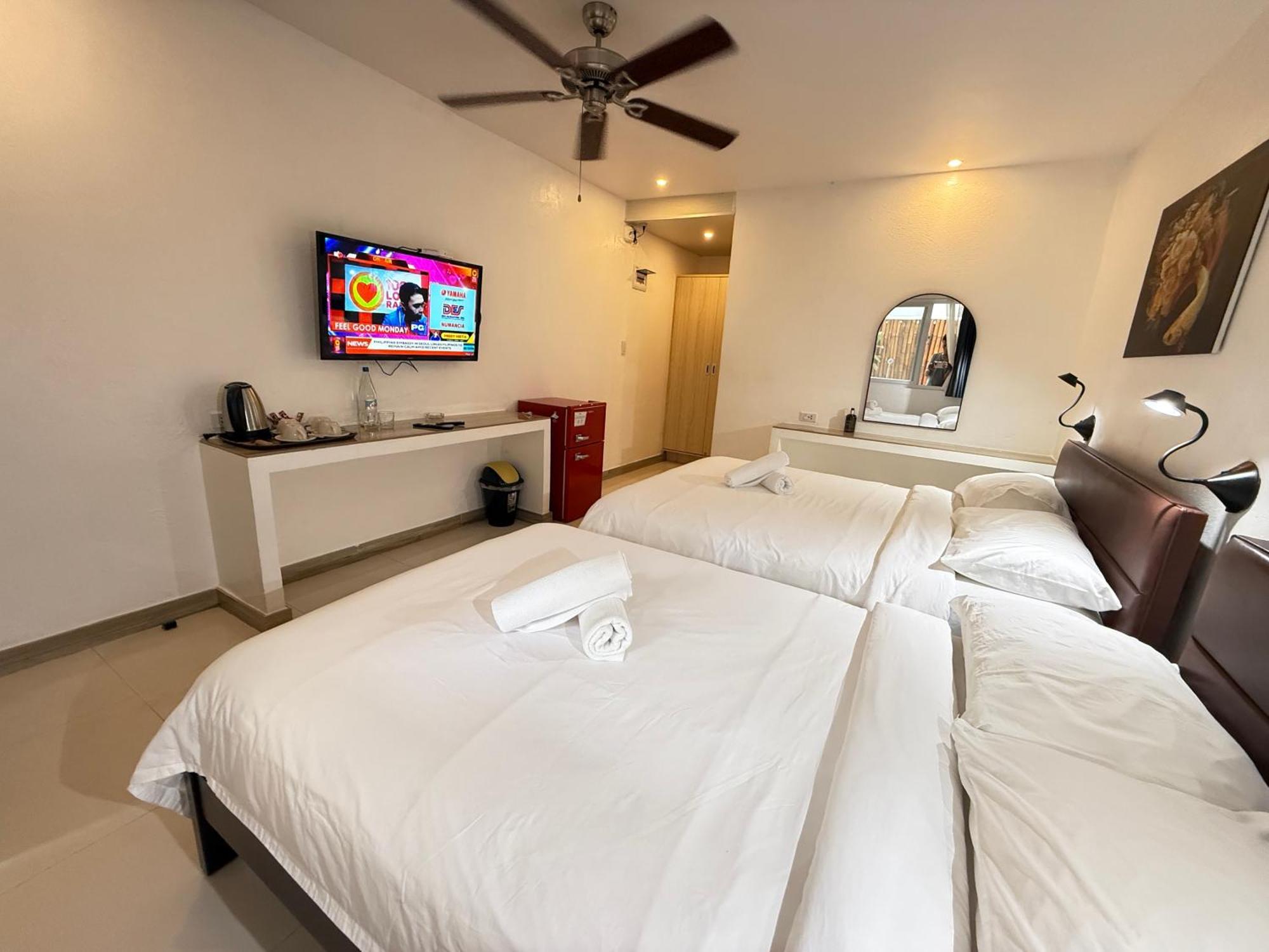 Calypso Beach And Dive Resort Manoc-Manoc Bagian luar foto