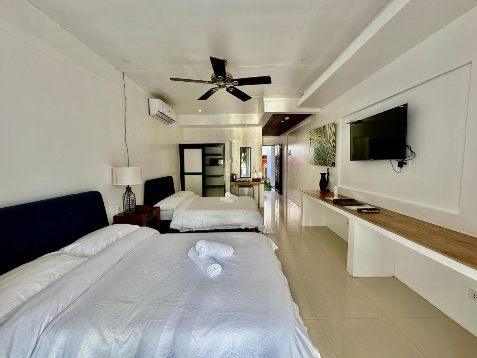 Calypso Beach And Dive Resort Manoc-Manoc Bagian luar foto