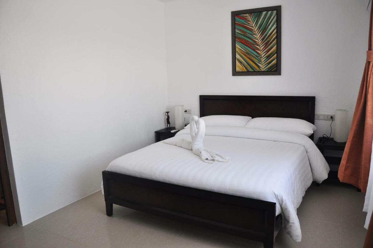 Calypso Beach And Dive Resort Manoc-Manoc Bagian luar foto